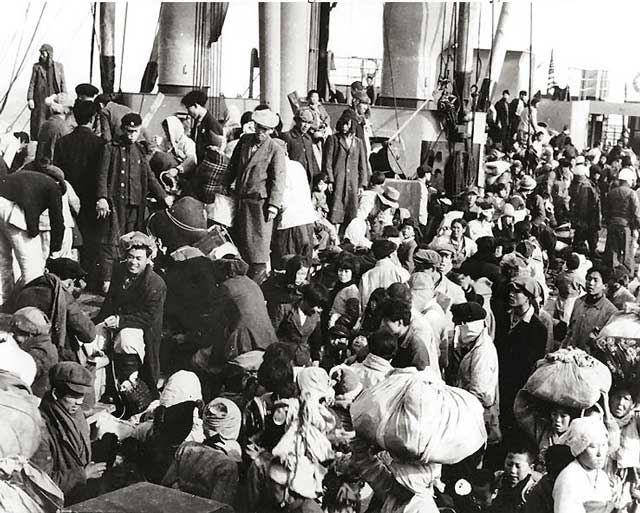 photo of ship with refugees on deck
