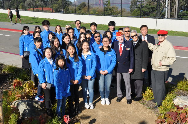 photo of Des with student group from Korea